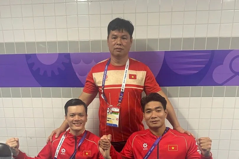 Kình ngư Đỗ Thanh Hải (phải) giành HCV tại Asian Para Games 2026. Ảnh: H.T
