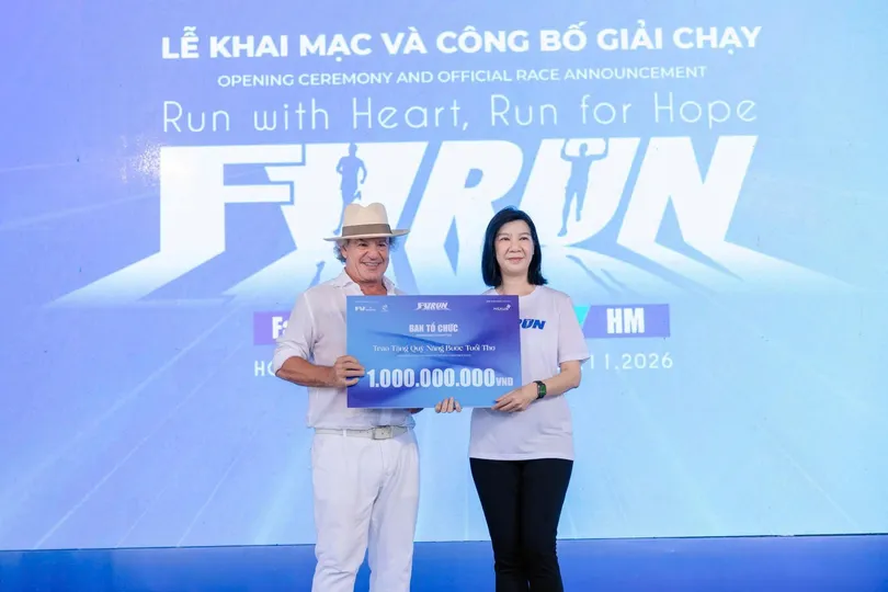 Đại diện FV trao tặng 1 tỷ đồng cho Quỹ từ thiện "Nâng bước tuổi thơ". Ảnh: BTC
