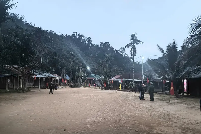 Thôn biệt lập của xã biên giới A Vương chính thức có điện sinh hoạt