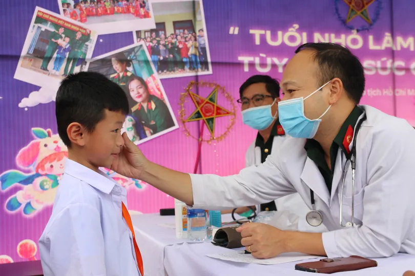 Đà Nẵng: Tặng quà và khám bệnh cho học sinh các trường dân tộc nội trú