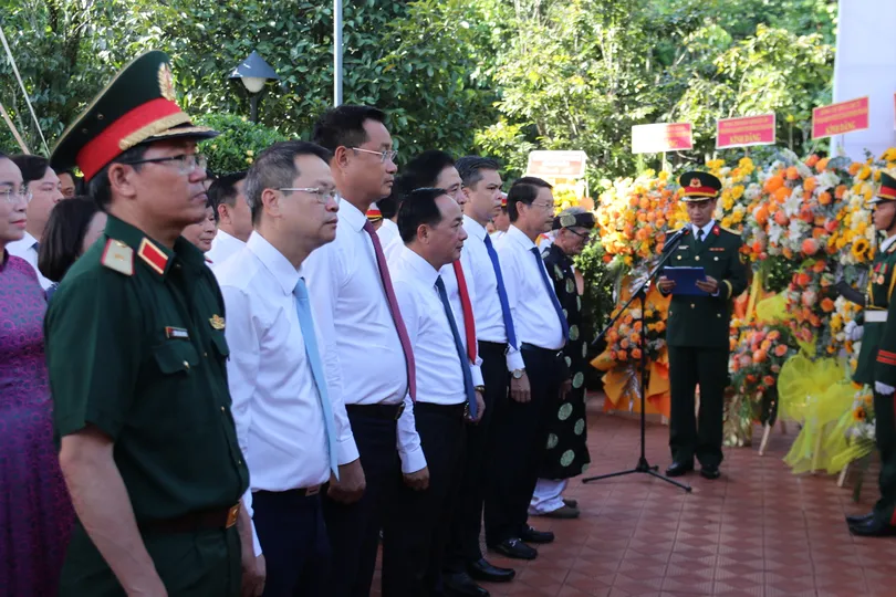 Trưởng Ban Tuyên giáo Trung ương Trịnh Văn Quyết dâng hương tưởng niệm cụ Huỳnh Thúc Kháng 