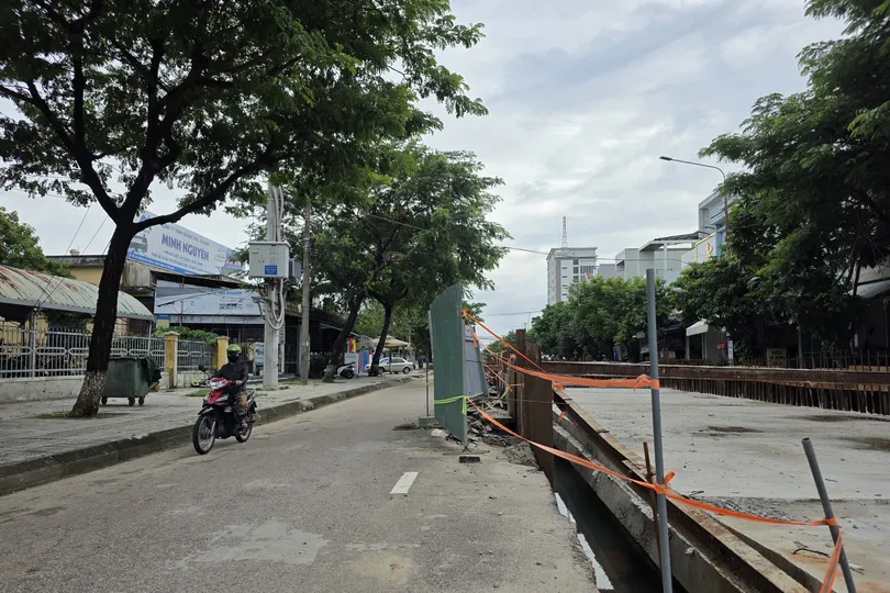 Công trình thi công ì ạch khiến việc đi lại của người dân gặp nhiều khó khăn. Ảnh: NGUYỄN CƯỜNG