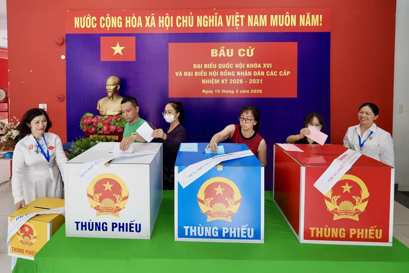 Cử tri tham gia bỏ phiếu bầu đại biểu Quốc hội khóa XVI và đại biểu HĐND các cấp nhiệm kỳ 2026–2031 tại khu vực bỏ phiếu số 16, phường Chợ Quán, chiều 15-3-2026. Ảnh: HOÀNG HÙNG