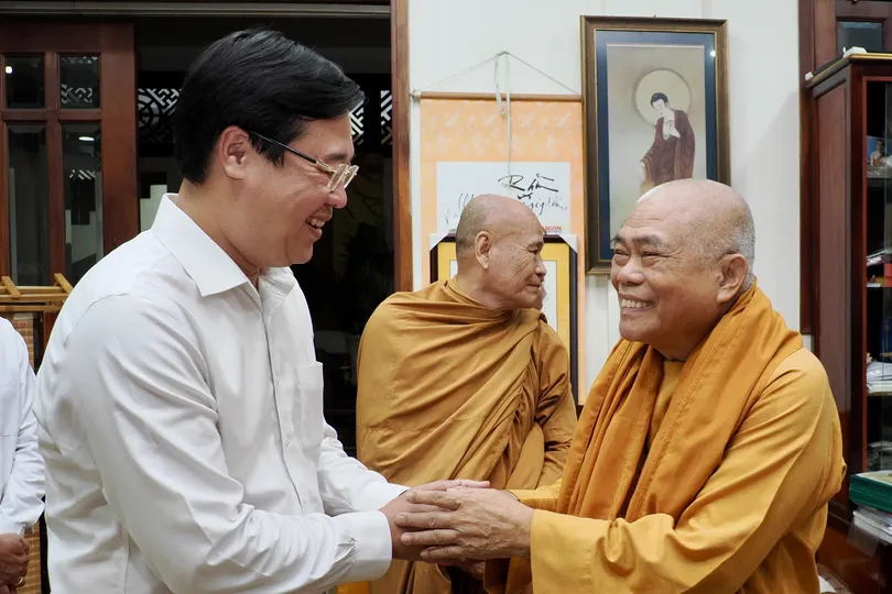 Lãnh đạo TPHCM thăm, chúc mừng Hòa thượng Thích Giác Toàn nhân Đại lễ Phật đản