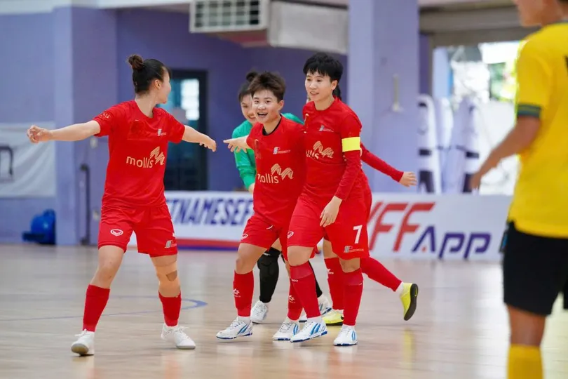 Đội trưởng Tuyết Dung ăn mừng cùng các đồng đội tại Phong Phú Hà Nam. ẢNH: QUỐC KHANH 