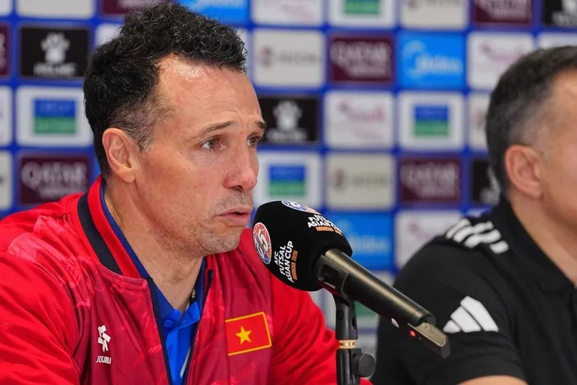 HLV Diego Giustozzi cùng các tuyển thủ Việt Nam tự tin trước vòng chung kết Futsal châu Á 2026. ẢNH: CHASUEK 