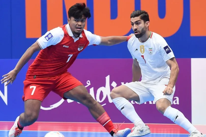 Các cầu thủ futsal Indonesia (áo đỏ) ngậm ngùi nhìn Iran bảo vệ thành công danh hiệu châu Á ngay trên sân nhà. ẢNH: AFC 