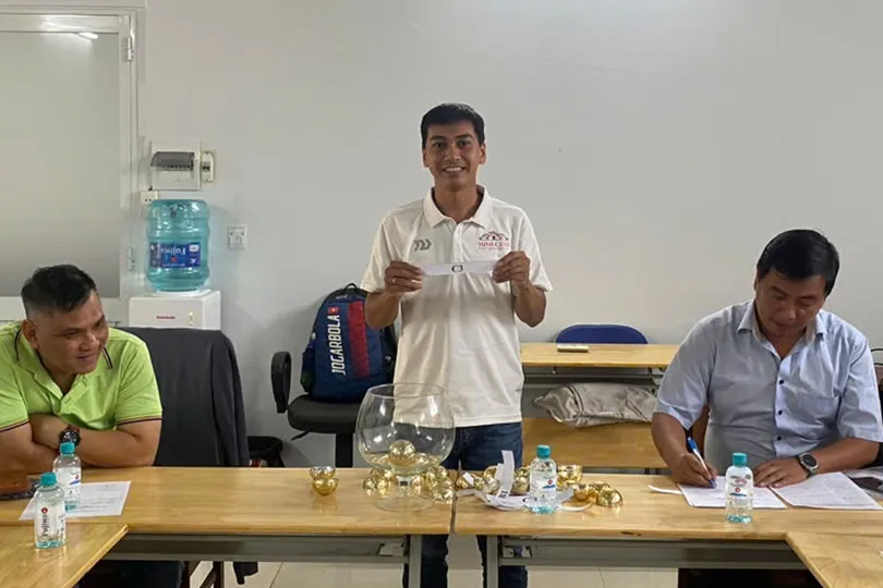 HLV Nguyễn Minh Tân đại diện cho phường Phước Long tại buổi bốc thăm chia bảng môn futsal Đại hội TDTT TPHCM 2026. ẢNH: TÂM HÀ