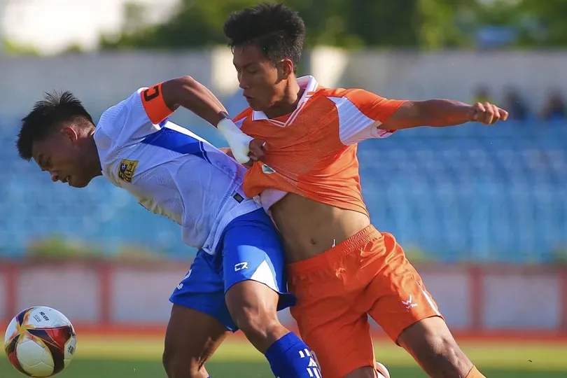 Các cầu thủ Huế (áo trắng) giành chiến thắng trước đội chủ nhà Trẻ Đà Nẵng. ẢNH: HỮU THÀNH 