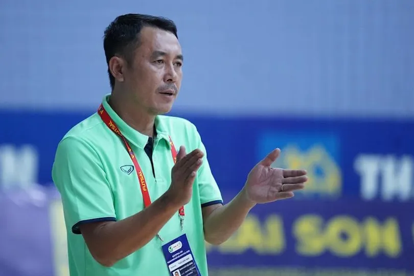 Nhà cầm quân kỳ cựu Nguyễn Bảo Trung dẫn dắt đội tuyển futsal U19 Việt Nam. ẢNH: TÂM HÀ