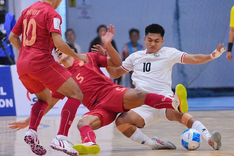 Đội tuyển futsal Indoneisa (áo trắng) đón nhận thất bại ở trận chung kết Giải futsal Đông Nam Á 2026. ẢNH: FAT 