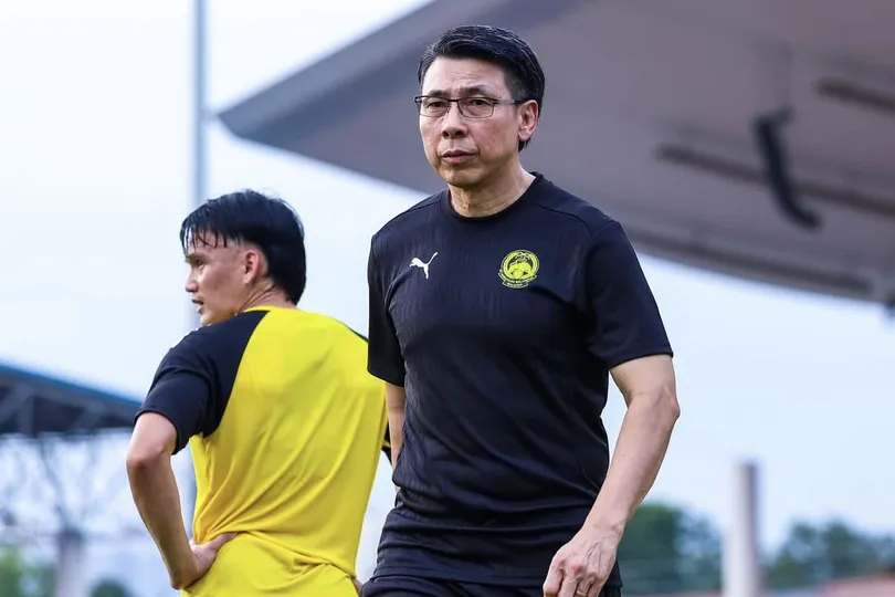 HLV Tan Cheng Hoe đang cùng tuyển Malaysia chuẩn bị cho cuộc so tài với Lào. ẢNH: FAM 