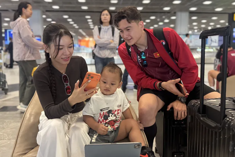 Khoảnh khắc sum vầy của gia đình thủ môn Đặng Văn Lâm. Ảnh: HỮU THÀNH