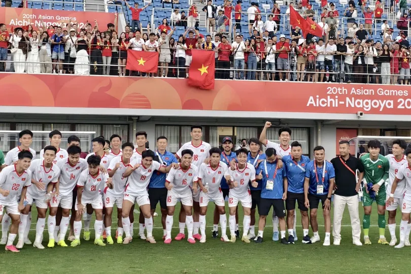 U23 Việt Nam chụp hình cùng người hâm mộ sau trận thắng U23 Philippines. ẢNH: HẢI HOÀNG 