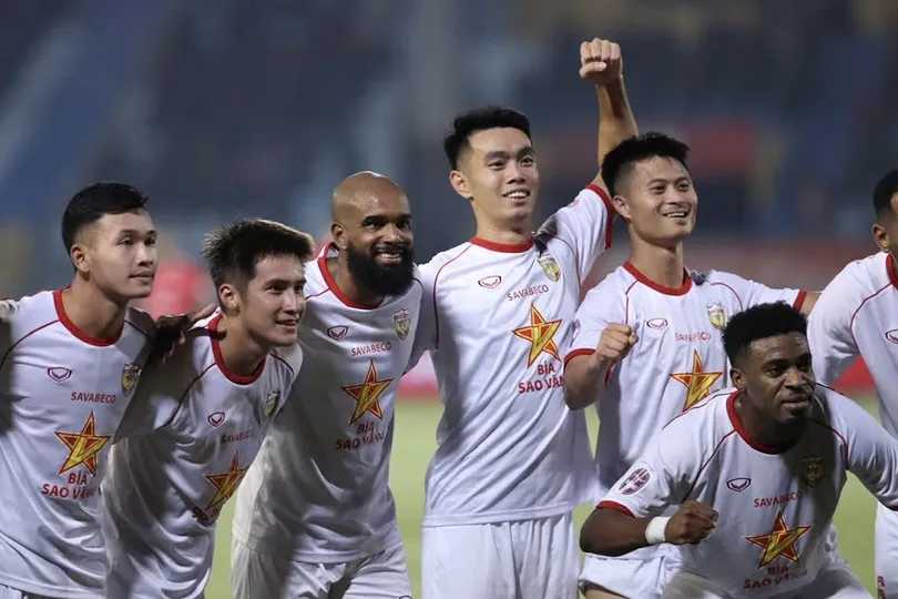 Đội khách Hà Tĩnh gây bất ngờ khi thắng ứng viên vô địch Thể Công Viettel ngay tại sân Hàng Đẫy. ẢNH: MINH HOÀNG 