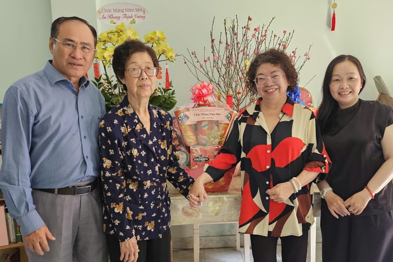 张四妹副主席亦代表市各民族文学艺术协会前往亲切问候协会原主席刘金华。