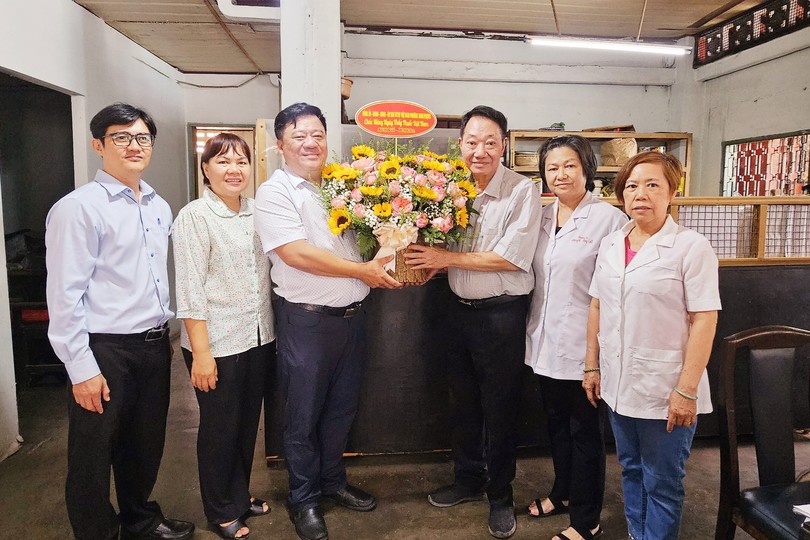 鸣凤坊领导代表团祝贺茶山庆云南院赠医所。