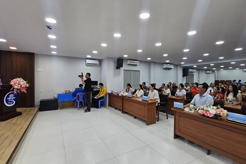 市民族与宗教事务厅办公室主任陈志伟负责报告有关选举法律。