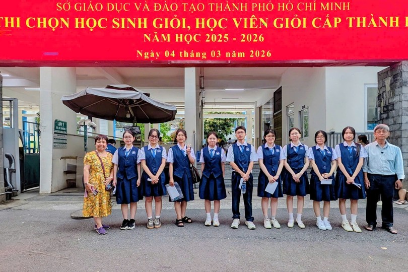 当天上午6时半，文朗学校的老师亲自送学生到考场。