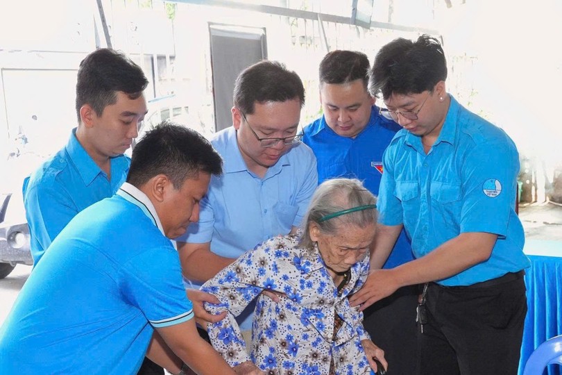 胡志明市堤岸坊为贫困居民健康筛查启动