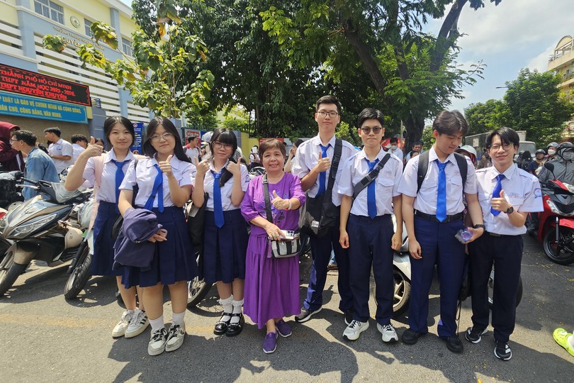 文朗学校老师接送参加奥林匹克中文竞赛的学生。