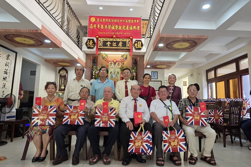 何氏宗祠理监事会向70岁以上的长辈宗亲敬赠红包和賀禮。