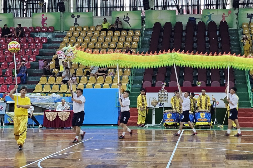 堤岸坊龙狮队比赛。