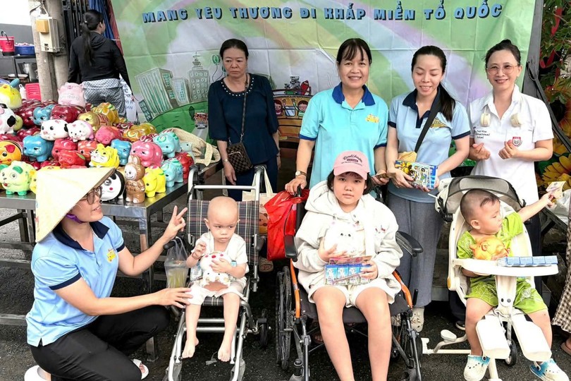 越华国际学校向病童、孤儿赠送礼物。