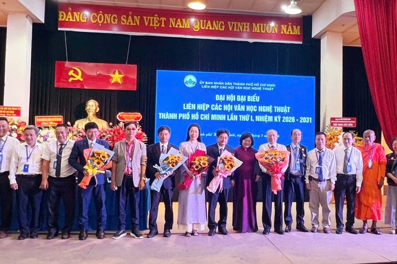 胡志明市文学艺术联合会召开第一届代表大会 。