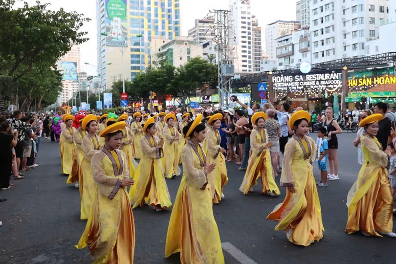 1200多名艺术家、演员齐聚芽庄海滨，为观众献上精彩纷呈的嘉年华演出。