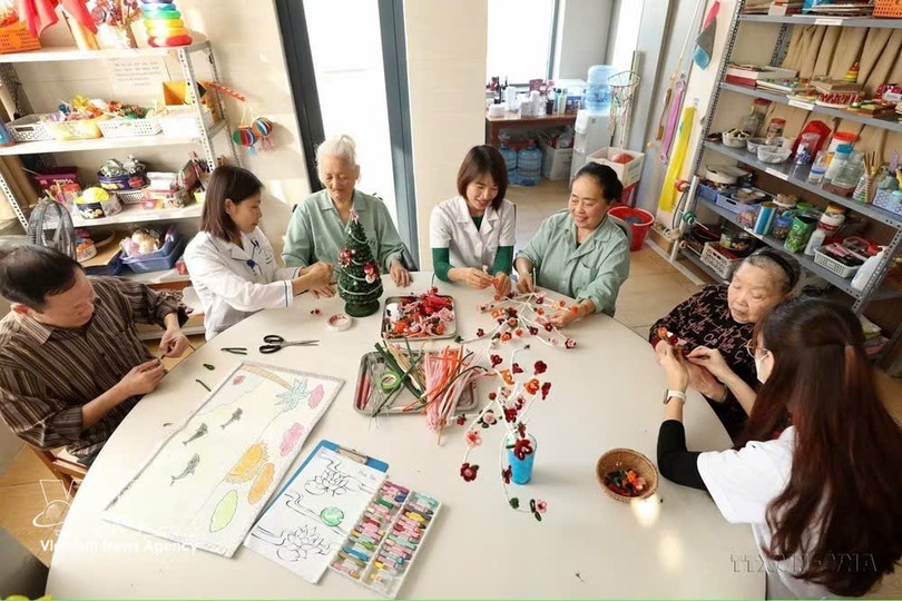 老年患者在中央老科医院理疗与康复科接受治疗。图自越通社