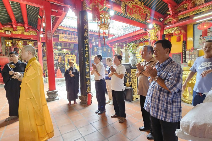福建霞漳会馆盂兰普度法会 缅怀先人弘扬孝亲美德。图：心雨