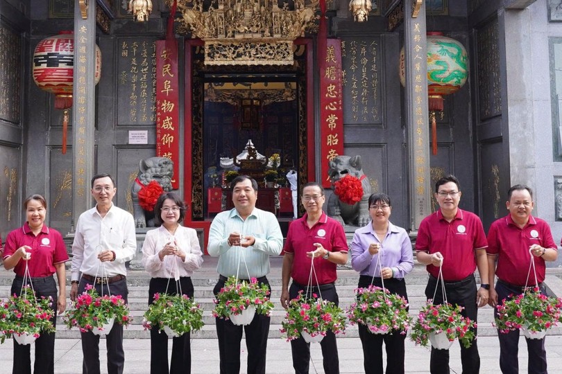 堤岸坊领导向义安会馆赠送各种绿色植物花篮。图：心雨