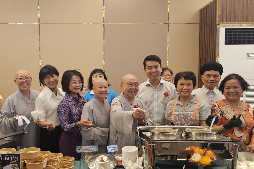 各华人单位积极响应堤岸坊素食慈善活动。图：心雨