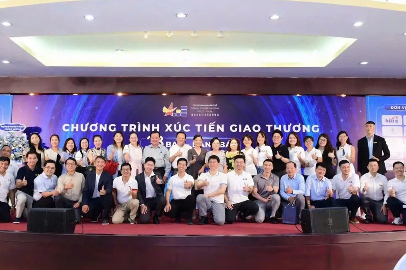 越南家族企业青商俱乐部青商與各代表合影。图：心雨