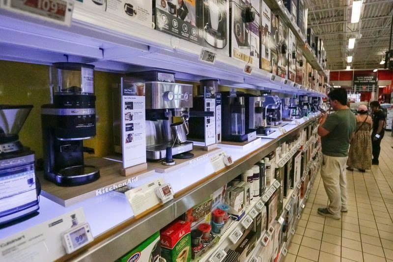 8月25日，顾客在加拿大温哥华一家零售店选购家用电器。 新华社发（梁森摄）
