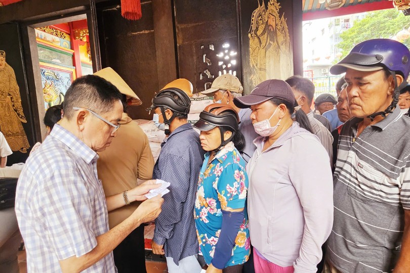 霞漳会馆派发盂兰节济品。图：心雨