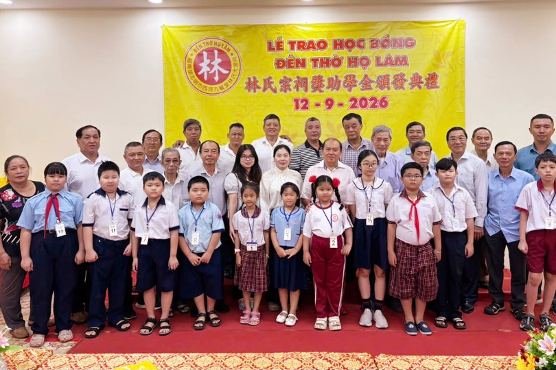林氏宗祠发放奖助学金 。图：心雨 