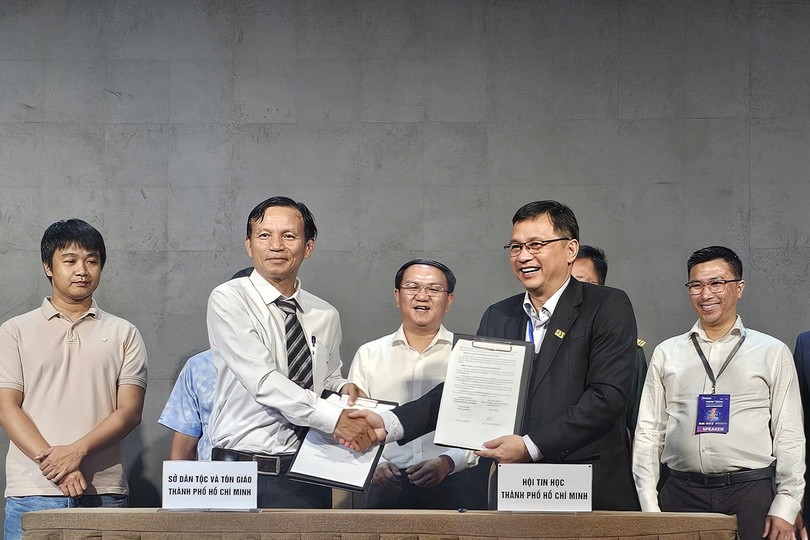 胡志明市民族与宗教厅与市信息学协会签署合作谅解备忘录（MOU）。图：心雨