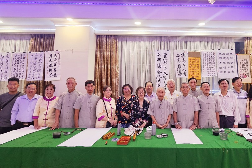 书法会敬老联欢暨书法交流聚会 。图：心雨