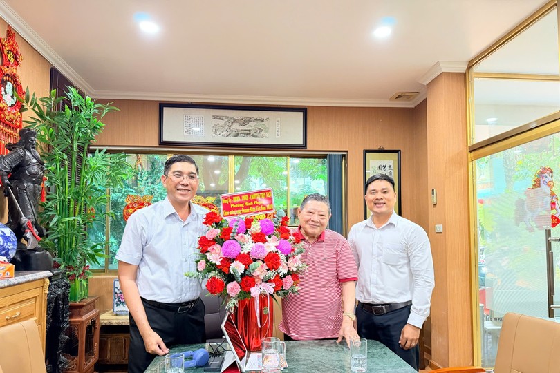鸣凤坊人委会主席阮飞龙探访华人企业家杭慰瑶先生。图：心雨
