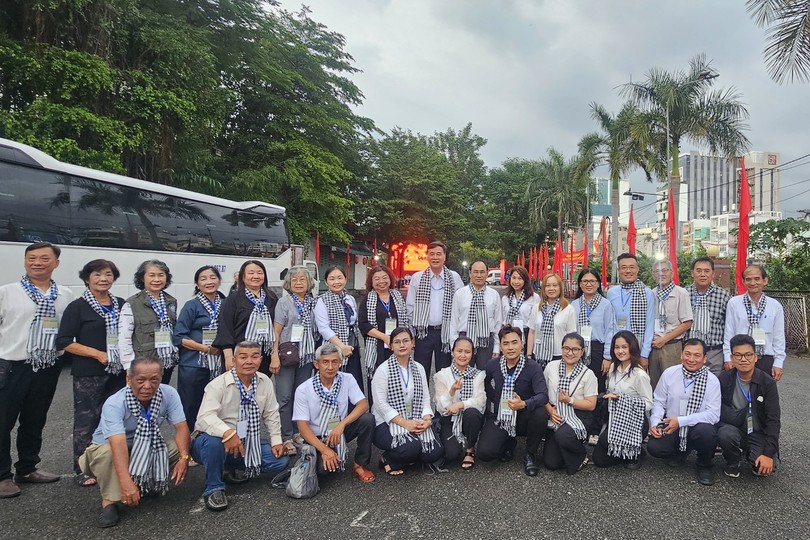 胡志明市各民族文化艺术协会组织会员及优秀文艺工作者参加“感恩之夜”特别文艺节目。图：心雨