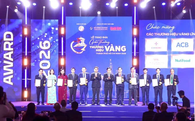 胡志明市领导向企业颁发2026年第六届胡志明市金品牌奖。图：黄朝。