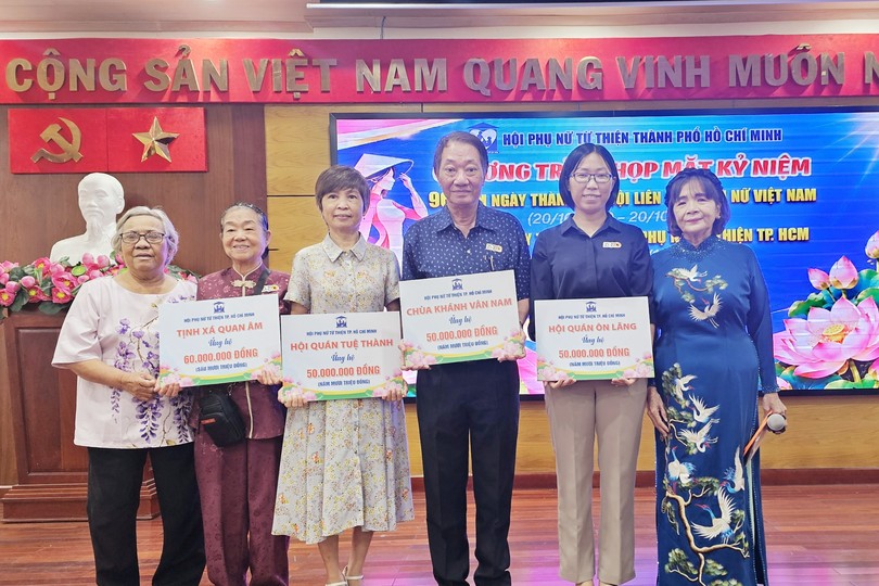各华人会馆、单位向市慈善妇女会捐助“春之树”爱心活动。图：心雨