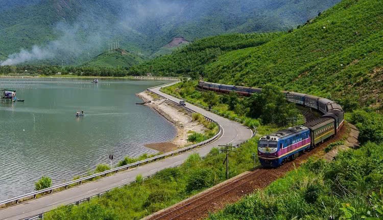 “中部遗产连接”列车途经顺化—岘港。图片来源：越南国家旅游局官网（vietnamtourism.gov.vn）