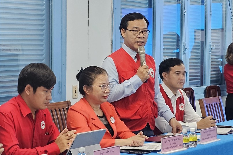 胡志明市红十字会主席阮明日介绍仁爱节活动。图：心雨