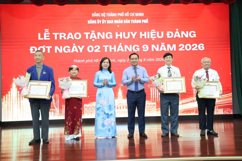 Phó Bí thư Thành ủy, Chủ tịch UBND TPHCM Nguyễn Văn Được trao Huy hiệu Đảng đến đảng viên