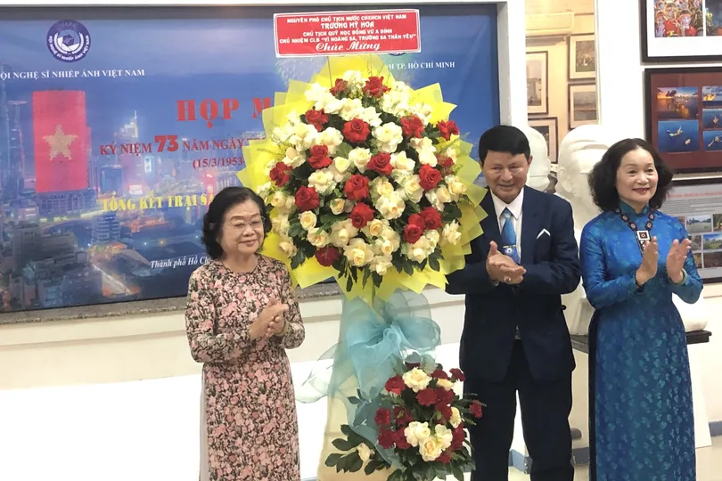 Đồng chí Trương Mỹ Hoa, nguyên Bí thư Trung ương Đảng, nguyên Phó Chủ tịch nước tặng hoa chúc mừng Hội Nhiếp ảnh TPHCM.