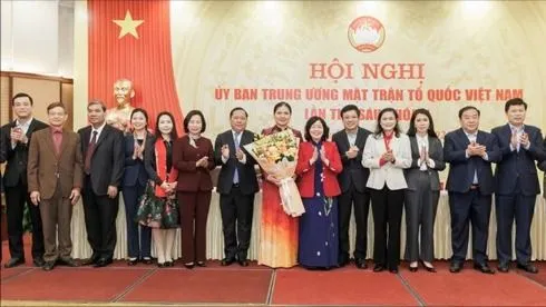 Đồng chí Bùi Thị Minh Hoài, Ủy viên Bộ Chính trị, Bí thư Trung ương Đảng, Bí thư Đảng ủy MTTQ, các đoàn thể Trung ương, Chủ tịch Ủy ban Trung ương MTTQ Việt Nam, tặng hoa chúc mừng các đại biểu được hội nghị hiệp thương