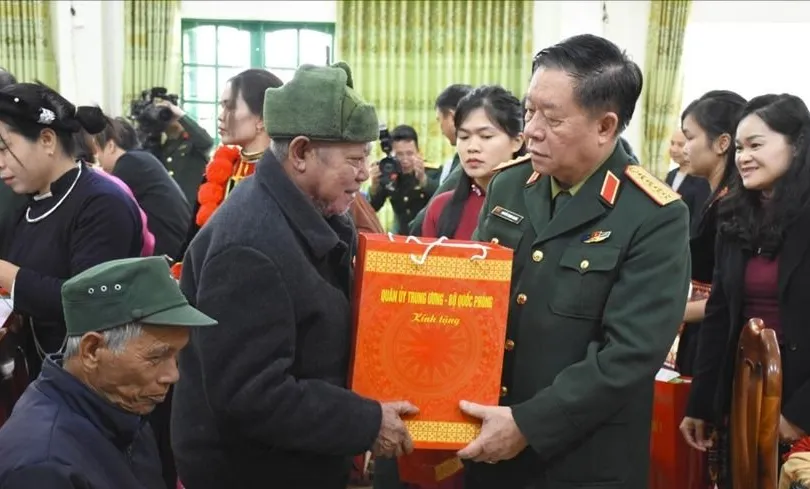 Đại tướng Nguyễn Trọng Nghĩa trao quà tặng các gia đình chính sách, người có công trên địa bàn tỉnh Cao Bằng. Ảnh: QĐND 